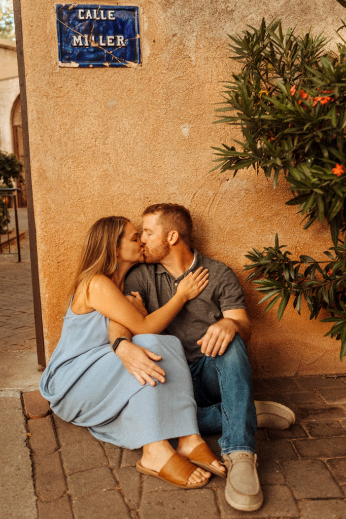 Couples engagement photos at Tlaquepaque in Sedona Arizona