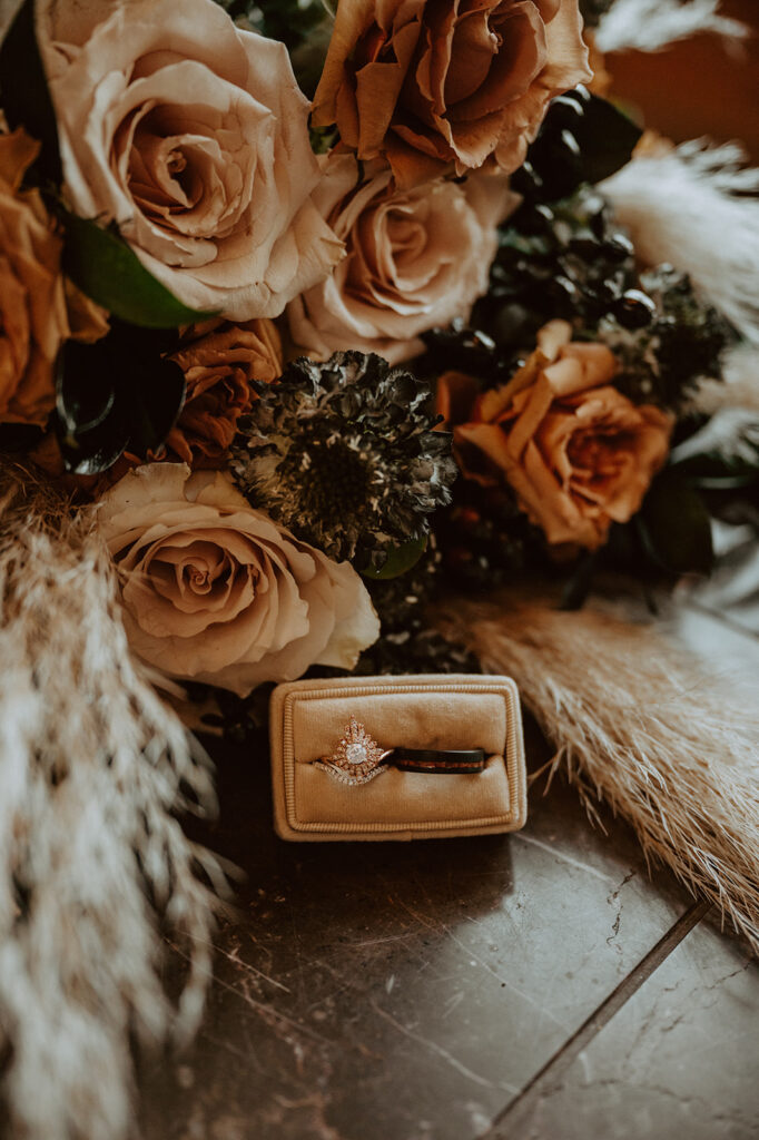 Wedding rings nad wedding bouquet