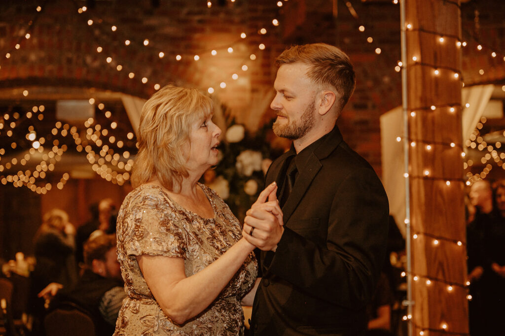 Groomd dancing with his mother
